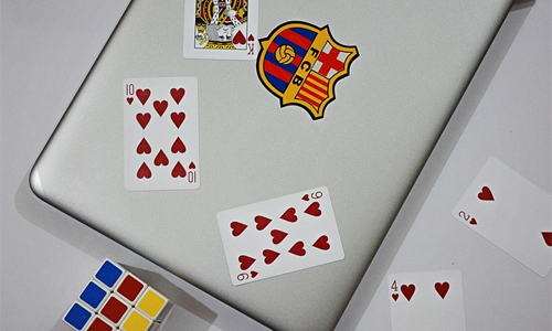 tourism-themed-online-casino-games-laptop-cards